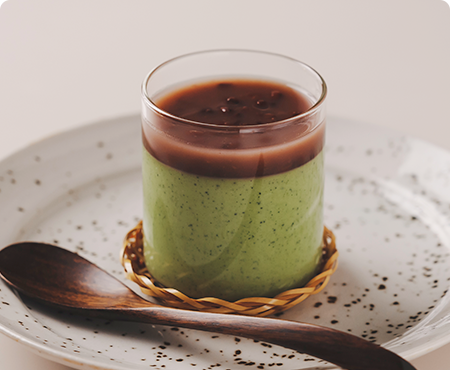 なめらか抹茶ムースの小豆ソース添え